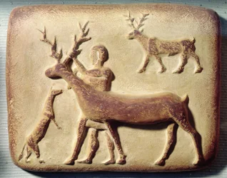 Bemaltes Relief, das einen Mann mit Hirschen darstellt, aus Mari, Mittlerer Euphrat